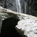 alter Schnee vom vergangenen Winter am Schrambacher Wasserfall