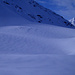 Fein strukturierte Schneeoberfläche und das Schwarzhorn