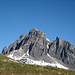 Formschöne Gipfel erheben sich über die Alp