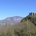 Le château d'Arcine, en arrière-plan, le Grand Crêt d'Eau