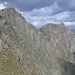 Links oben : Hauptgipfel der Kirchbachspitze 3079 (3081) m, recht, Zielspitze 3006 (3009) m; im Vordergrund der Vorgipfel in 2951 m Höhe, wo auch das große Kreuz steht.   