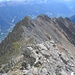 Der Kamm der Kirchbachspitze : rechts Kleines Jöchl 2837 m, in der Mitte das Kreuz in 2951 m Höhe, links unten Naturns 534 m, im Vordergrund der Punkt 3053 m, von dem man den Hauptgipfel der Kirchbachspitze in 30 Minuten erreichen kann. 