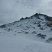 Piz Tiarms Westflanke, links Nordgrat<br />Am leichtesten ist die Besteigung über das Schneefeld rechts (Gipfelmarkierung) und dann kurz zu Fuss zum höchsten Punkt. 