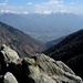 Auf dem Grat von Calarescio nach Alpe Morisciolo - Tiefblick ins Val Sementina