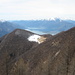 auf der anderen Talseite noch von Schnee bedeckt die Alpe Orino