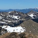 Blick vom Gipfel auf die Unspitze (re. unten), darüber das Walmendingerhorn mit der Skiabfahrt, in der Bildmitte der Lüchlekopf, li. oben der Grünten, re. oben das Nebelhorn-Daumen-Gebiet