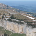 Blick über das Tal zur Ebenalp und Aescher-Wildkirchli unter der Felswand