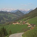 Morgensonne über den grünen Matten des unteren Alpbachtales; darüber die noch verschneiten Berge des Karwendel.