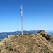 Das wenig spektakuläre Gipfelkreuz auf dem engen Gipfel