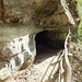 Grotte dans laquelle on exploitait le bitume
