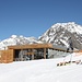 <b>Sunna Alm (2291 m). <br />Qui un moderno ristorante offre ristoro ai numerosi sciatori e agli amanti della tintarella</b>.