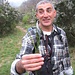 Francesco mostra la sua prima conquista di giornata: asparagi selvatici deliziosi con uova sode, parmigiano e olio extravergine