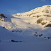 Lämmerengletscher mit Schneehorn. Der Aufstieg zum Schwarzhorn erfolgt von rechts unter dem Gletscherloch vorbei nach links auf das noch im Schatten liegende Gletscherplateau hinauf.