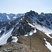 Am Beginn des Grates zur Hochgehrenspitze (Mitte rechts) weist ein Schild auf alpine Gefahren hin