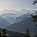 Dunstiger Ausblick über Wilderswil zu Eiger, Mönch und Jungfrau