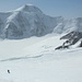 über den Kranzbergfirn (links haltend, um der Spaltenzone aus zu weichen). Im Hintergrund das Aletschhorn