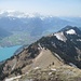Gipfelblick zurück:<br />Interlaken - "zwischen den Seen" - im Zentrum