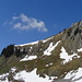 Blick auf die Aufstiegsroute von der Alp Mutteli zur Schafwis ("Winterroute"=Skiabfahrt): Man steigt etwa in Bildmitte die steile Grasrampe hinauf oder weicht in die Schrofenrippen rechts oder links aus, was u.U. (bei Nässe und rutschigem Gras) weniger heikel, aber auch steiler ist