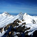 Gipfelaussicht vom Gross Grünhorn (4043,5m): Klein Grünhorn (3913m), Hinter Fiescherhorn (4025m) und Gross Fiescherhorn (4048,8m) stehen in einer Reihe. Links ist der "kleine" Eiger (3970m).