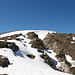 Blick zurück zum Gipfel, das Schneefeld am besten links (Südlich) umgehen