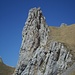 der vierte Turm mit Einstieg links unten bei der Verschneidung, durch die man gut die Hälfte hochsteigt um dann auf die uns zugewandte Seite zu wechseln