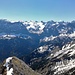 Gipfelblick von der Krapfenkarspitze (2): Karwendelhauptkamm; im Schnee auf der Raffelspitze kühlt [u ADI] gerade das Gipfelbier