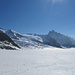 In der Mitte fliesst von links das Ewigschneefäld in den Jungfraufirn.In der rechten Bildhälte von rechts Fülbärg, Chamm und Fiescher Gabelhorn.
