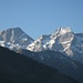 Nordseitig sind die Östliche Karwendelspitze, die Vogelkarspitze und die Schlichtenkarspitze noch verschneit.