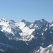 Über das Bäralpl gucken die Gipfel des Karwendelhauptkammes (Marxenkarspitze, Breitgrieskarspitze, Riedlkarspitze) herüber - dort ist noch tiefer Winter. Rechts grad noch die Raffelspitze.