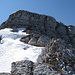 Die "Schlüsselstelle" der Tour ist das 5m hohe Gipfelwandl: dort geht es in der Mitte über erfreulich festen Fels ....