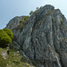Dal SEV dopo pranzo scendiamo alla Terza Alpe passando sotto le pareti di roccia del Corno Occidentale