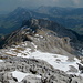 Blick nach Norden zum Strick - wir hielten uns an der Abbruchkante bis zum Turm (rechte Bildmitte), dann stiegen wir nördlich des Turm ab.