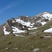 Kurz vor der Alp Chlus sehen wir das erste Gipfelziel, den Schibengütsch. Klickt man auf "siehe in Originalgrösse" erscheint dann auch die Wegfindung einfacher. Der Weg zum Stollenloch sieht man wenig links der Bildmitte durch die steile Flanke ziehen (jedoch unschwierig). 
