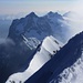 Gipfelaussicht vom Eiger (3970m) über den Mittellegigrat mit Spuren von Eigernordwandbegeher. Im Hintergrund sind das Wetterhorn (3692m) uns das Mittelhorn (3704m).