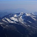 Gipfelaussicht vom Eiger (3970m) aufs Schwarzhorn (2927,7m) und Wildgärst (2890,8m). Am Horizont ist das Pilatusmassiv im Dunst zu erkennen.