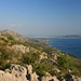 Blick im Abstieg auf das Meer und Starigrad