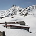 <b>Le cascine dell’Alpe di Rodont (1969 m) sono ancora quasi completamente sommerse dalla neve.</b>