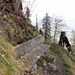 ... an der massiven Aussichtsbank vorbei