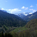 Kurz vor der Dosegg-Alpe öffnet sich der Blick nach Südwesten. Über dem herrlichen Tal des Mellenbachs thront der Hohe Freschen. Links oben die Sünser Spitze.
