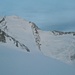 Blick am Vorabend des Gipfelaufstiegs vom Bivaccio Rossi e Volante (3787m) auf den Castor (4223m). Die Aufstiegsspuren durch die Westflanke sind gut zu erkennen.