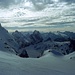 Mit Riesenwänden zieht der Gebirgskamm weiter nach Westen bis zum Chli Windgällen.<br />Dahinter ragen die Berner Alpen am Horizont auf.<br />In der rechten Bidlhälfte dominieren die Berge um den Glattfirn.