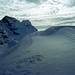 Vom Schnee zubetonierte Landschaft. <br />Blick aus der Umgebung des Iswandli hinauf zum Schärhorn.
