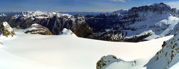 Panorama über´m Claridenfirn. Von der ganz weit am Horizont stehenden Schesaplana bis zum nahen Tödi. 