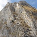 In der Bildmitte: Felsausbruch - da folgt noch mehr, viele lose Blöcke...:-( Der Klettersteig ist links davon in der kompakten Felswand.