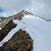 Der langgestreckte Gipfelgrat ist erreicht - der Gipfel sogar erstmals in Sonne.