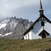 Die Kapelle beim Hotel Belalp vor mächtiger Bergkulisse