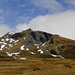 Das Gipfelziel vor Augen: Piz Martegnas. Die "Südrippe" ist gut zu erkennen, links neben der gorssen Felswand in der Bildmitte.