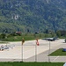 Ausblick von der neuen Zuschauerterasse auf den "Tarmac" von Meiringen, wo sich nach der Mittagspause die F/A-18 vor dem Start einfinden. Ebenfalls bald startklar sind zwei zivile Flugzeuge des Typs Aero AT-3 R100