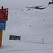 An unserem Ausgangspunkt Jochpass (2207m) kann man immer noch Ski fahren.