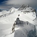 Im Vordergrund das Jungfraujoch, dahinter in den Wolken die Jungfrau 4158m, links davon das Rottalhorn 3969m